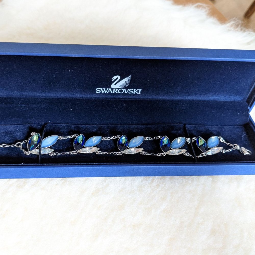 Swarovski chain bracelet with petal flowers